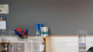 Incluso los países en los que se ha permitido a los niños ir a la escuela están adaptando las aulas con plexiglass.