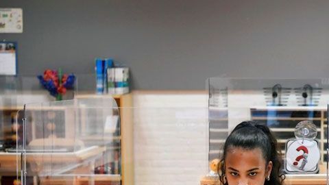 Incluso los países en los que se ha permitido a los niños ir a la escuela están adaptando las aulas con plexiglass.