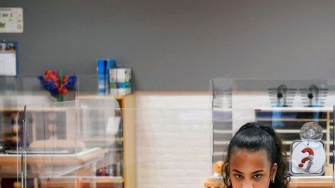 Incluso los países en los que se ha permitido a los niños ir a la escuela están adaptando las aulas con plexiglass.