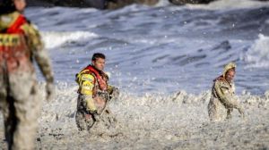 A qué se debe la espuma marina, el extraño fenómeno relacionado con la muerte de cinco surfistas en Países Bajos