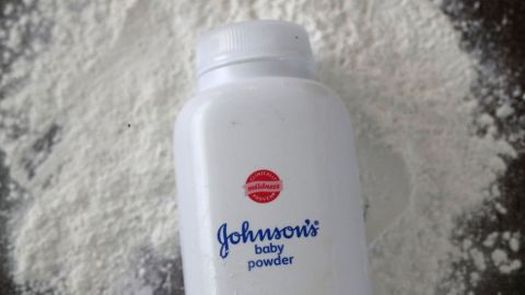 El talco para bebés de Johnson and Johnson ha sido motivo de miles de demandas judiciales.