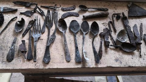 Los prisioneros escondieron decenas de artículos, incluidos cubiertos, tijeras y trozos de cuero.