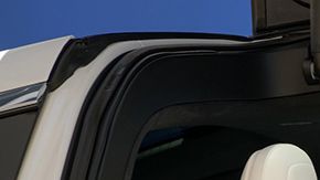 Los astronautas viajan en un vehículo Tesla hasta la nave de lanzamiento, como se ve en esta imagen tomada durante uno de los ensayos de la misión.