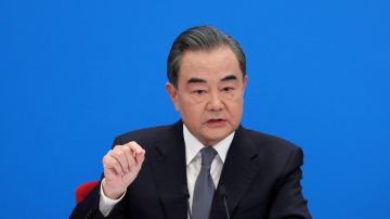 El canciller Wang Yi acusó a Estados Unidos de diseminar teorías falsas y conspiraciones sobre China.