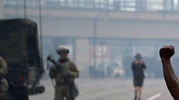 112561380_hombrearrodilladoreuters