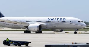 Médico critica a United por vuelo repleto entre Newark y San Francisco