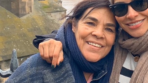 Alejandra Espinoza, Chiqui Delgado y Rafa Araneda con sus madres