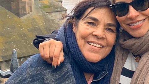 Alejandra Espinoza, Chiqui Delgado y Rafa Araneda con sus madres