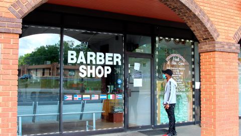 Un hombre aguarda su turno para entrar en una barbería en Atlanta, Georgia.