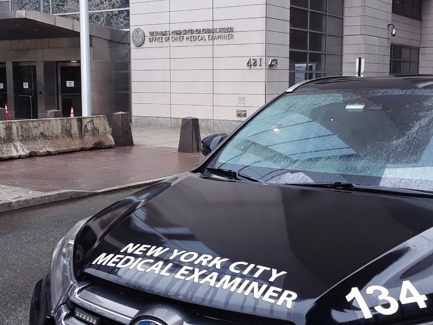 Instalan “cementerio” temporal en estacionamiento de Brooklyn por crisis de COVID-19