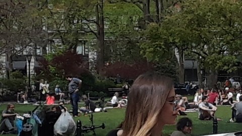 Patrulla NYPD en parque de Midtown.