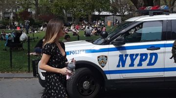 Patrulla NYPD en parque de Midtown.
