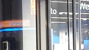 Indigentes compartiendo la entrada de un banco en Union Sq, NYC