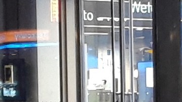 Indigentes compartiendo la entrada de un banco en Union Sq, NYC