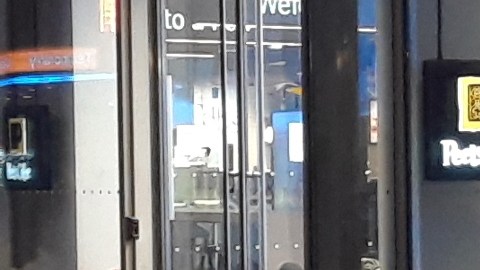 Indigentes compartiendo la entrada de un banco en Union Sq, NYC
