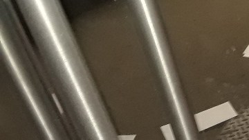 Correspondencia acumulada en tienda cerrada en NYC