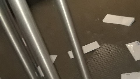 Correspondencia acumulada en tienda cerrada en NYC