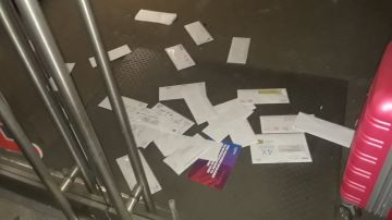 Correspondencia acumulada en tienda cerrada en NYC