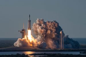 El mal tiempo de Florida podría suspender el primer lanzamiento con tripulación del SpaceX