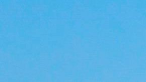 Los bancos se tapan con cinta de precaución para mantener la distancia en Asbury Park, Nueva Jersey.