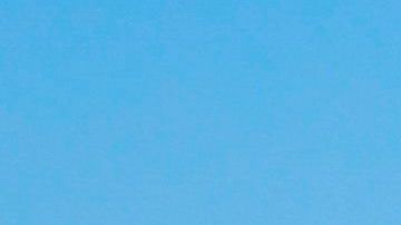 Los bancos se tapan con cinta de precaución para mantener la distancia en Asbury Park, Nueva Jersey.