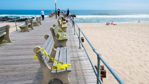 los bancos se tapan con cinta de precaución para mantener la distancia en Asbury Park, Nueva Jersey.