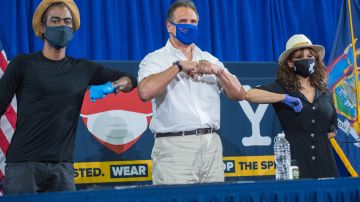 El gobernador Andrew Cuomo  junto a Chris Rock y Rosie Pérez