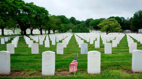 Queens (United States), 23/05/2020.- Tombstones for United States veterans and an American flag are seen at the Cypress Hills National Cemetery in Queens, New York, USA, 23 May 2020. The United States will observe Memorial Day on Monday to honor military personnel who died while serving in the US Armed Forces. (Estados Unidos, Nueva York) EFE/EPA/JUSTIN LANE