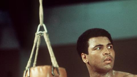 Muhammad Alí durante una sesión de entrenamiento en Munich, Alemania, previa a la pelea contra el inglés Richard Dunn.