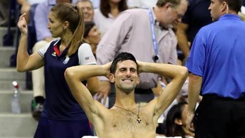 Novak Djokovic tuvo que cambiarse de remera en varias ocasiones