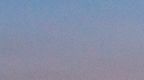 Cae la noche en Los Angeles, California y la autopista 10 se muestra sin tráfico durante la pandemia del COVID-19. DAVID MCNEW/EFE