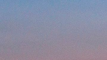 Cae la noche en Los Angeles, California y la autopista 10 se muestra sin tráfico durante la pandemia del COVID-19. DAVID MCNEW/EFE