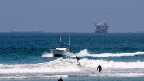 Huntington Beach (United States), 02/05/2020.- A Huntington Beach Lifeguard boat sails next to surfers and ask them to leave as the beach is closed amid the coronavirus pandemic in Huntington Beach, California, USA, 02 May 2020. California Governor Gavin Newsom ordered the closure of all beaches to avoid large gathering. (Estados Unidos) EFE/EPA/ETIENNE LAURENT
