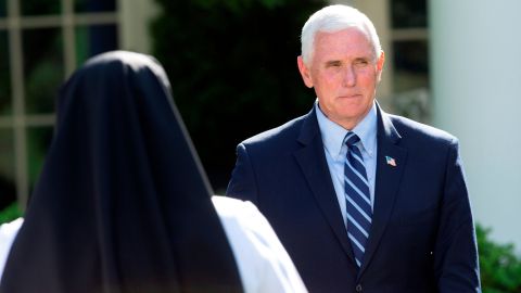 Mike Pence dio negativo por coronavirus este domingo.