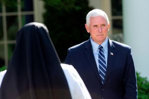 El vicepresidente Mike Pence hará cuarentena fuera de la Casa Blanca