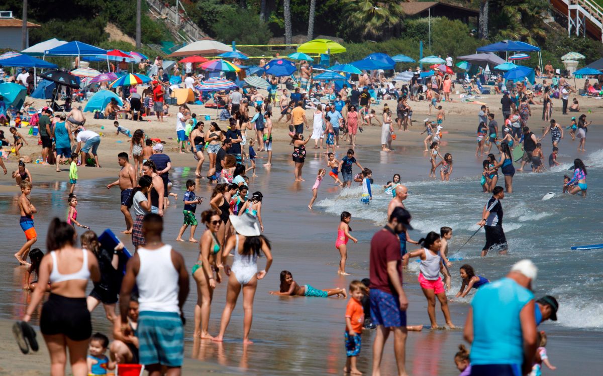 En las playas del sur de California se vio a miles de personas.
