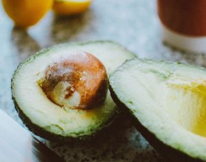 Cómo mantener fresco y verde durante una semana un aguacate abierto