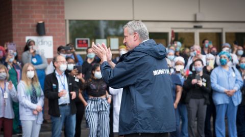 El alcalde De Blasio confía en que la Gran Manzana inicie la apertura en unas dos o tres semanas.