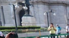 Policías de Ciudad de México intentan retirar a los manifestantes que cobraban peaje a motociclistas.