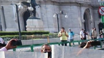 Policías de Ciudad de México intentan retirar a los manifestantes que cobraban peaje a motociclistas.