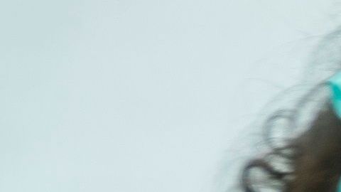 AME549. BRASILIA (BRASIL), 17/05/2020.- El presidente brasileño, Jair Bolsonaro, levanta a una niña en una manifestación de apoyo este domingo en la entrada del Palacio do Planalto en Brasilia (Brasil). Bolsonaro estuvo acompañadopor once ministros y destacó la gran presencia de seguidores pese a las medidas de los gobiernos regionales para evitar las aglomeraciones como herramienta para combatir el COVID-19. EFE/Joédson Alves.