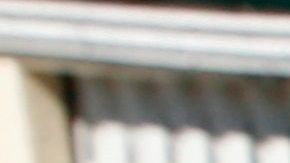 Un policía revisa a un manifestante en calles de Brasilia.