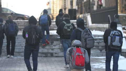 El 42% de los estudiantes de CUNY proviene de hogares que ganan menos de $20,000 por año.