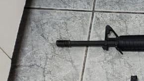 Las armas fueron localizadas en diversos lugares del vehículo.