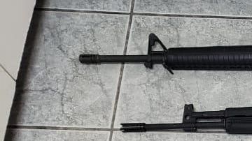 Las armas fueron localizadas en diversos lugares del vehículo.