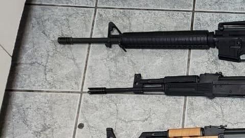 Las armas fueron localizadas en diversos lugares del vehículo.