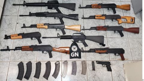 Las armas fueron localizadas en diversos lugares del vehículo.
