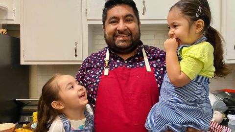 El chef junto a sus pequeñas, Ella y Elena.