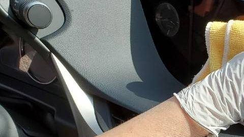 Recuerda siempre usar un cubrebocas y guantes a la hora de realizar la limpieza de tu automóvil.