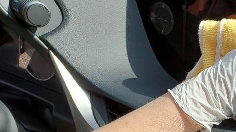 Recuerda siempre usar un cubrebocas y guantes a la hora de realizar la limpieza de tu automóvil.